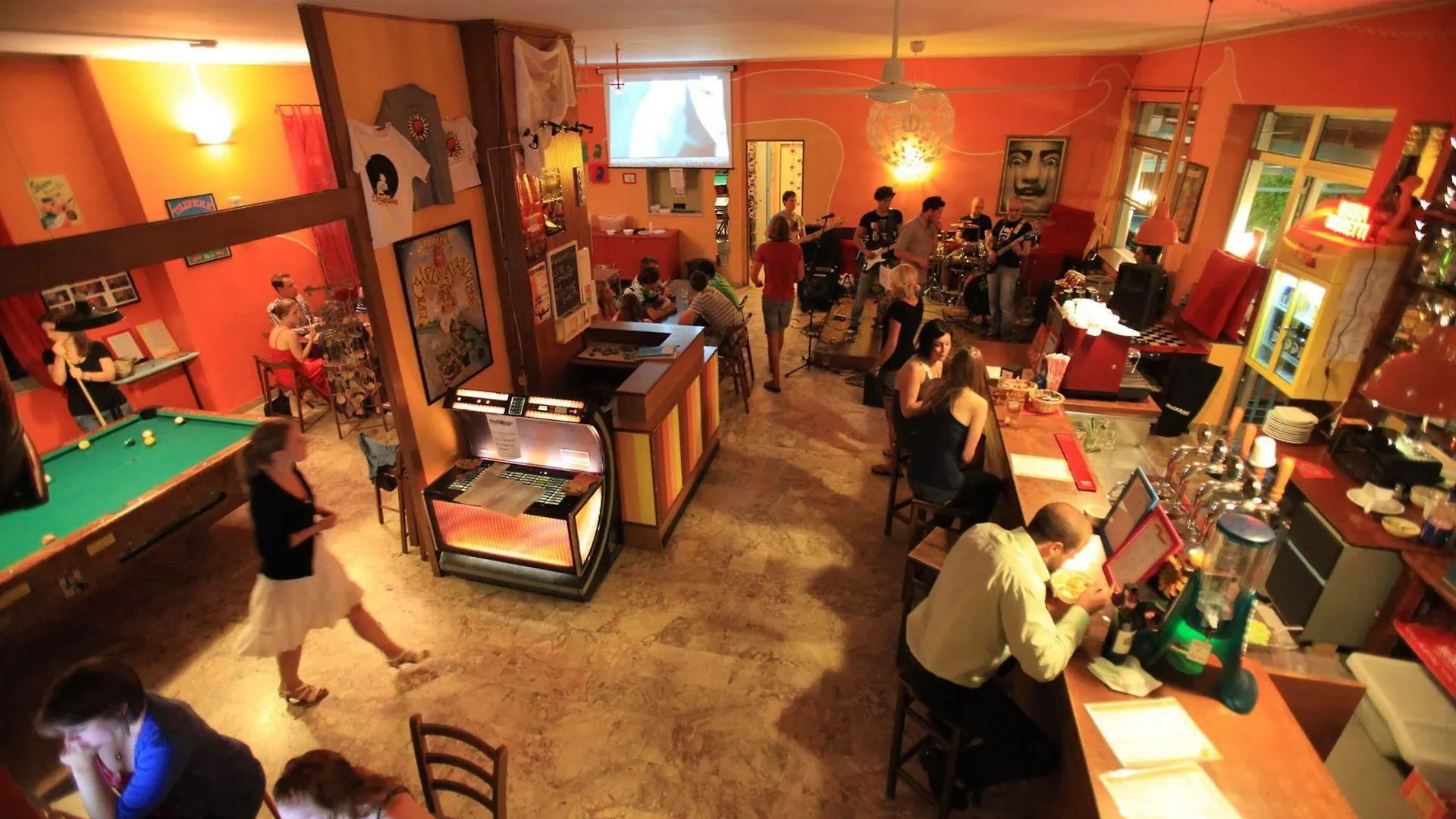 Sunflower Beach Backpacker Hostel & Bar Rimini