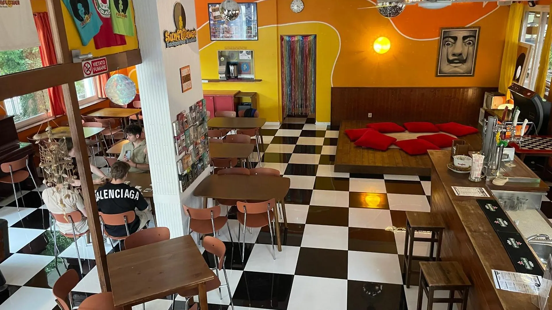 Sunflower Beach Backpacker Hostel & Bar Rimini